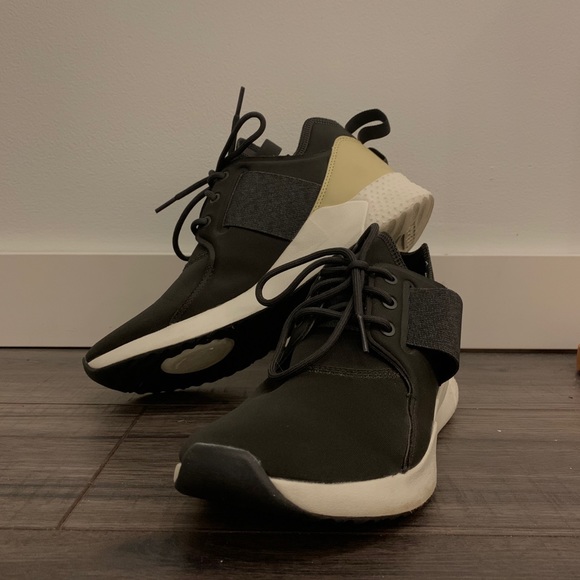 Reebok Athletic Shoe - Picture 1 of 4